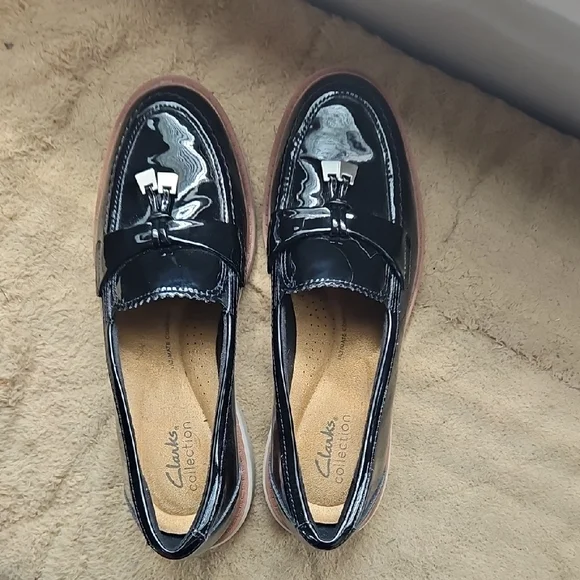 Clarks Black Patent Leather Loafers with Moccasin Design - Picture 5 of 5